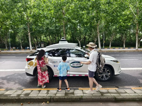 睿迎网 完全无人驾驶出租车开进了上海市区！记者实探